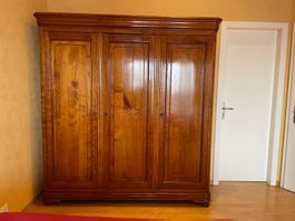 Armoire de chambre à coucher  en merisier massif